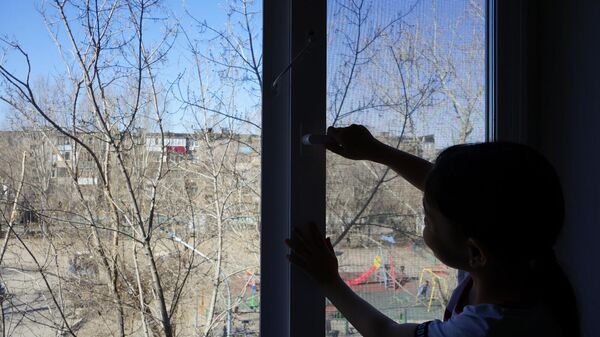 Акцию по изготовлению и установке защитных решеток на окна от падения детей проводят павлодарские осужденные - Sputnik Казахстан