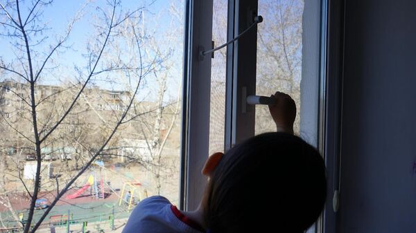 Акцию по изготовлению и установке защитных решеток на окна от падения детей проводят павлодарские осужденные - Sputnik Қазақстан