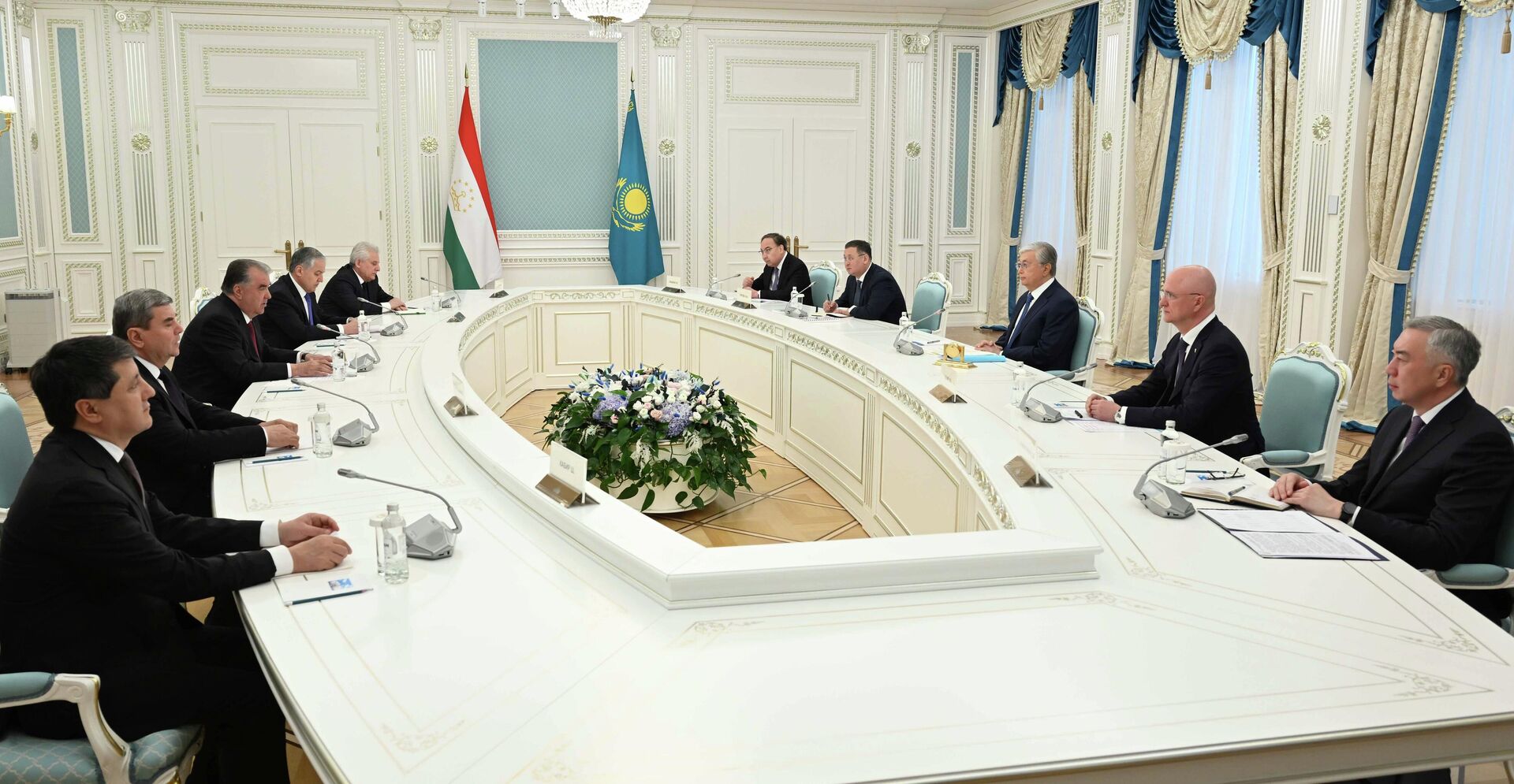 Президенты Казахстана и Таджикистана провели переговоры в узком составе - Sputnik Казахстан, 1920, 04.05.2023