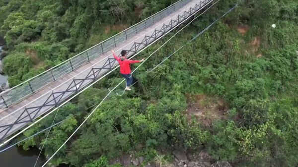 Прогулка по канату над тропическим лесом в Китае ― видео - Sputnik Казахстан