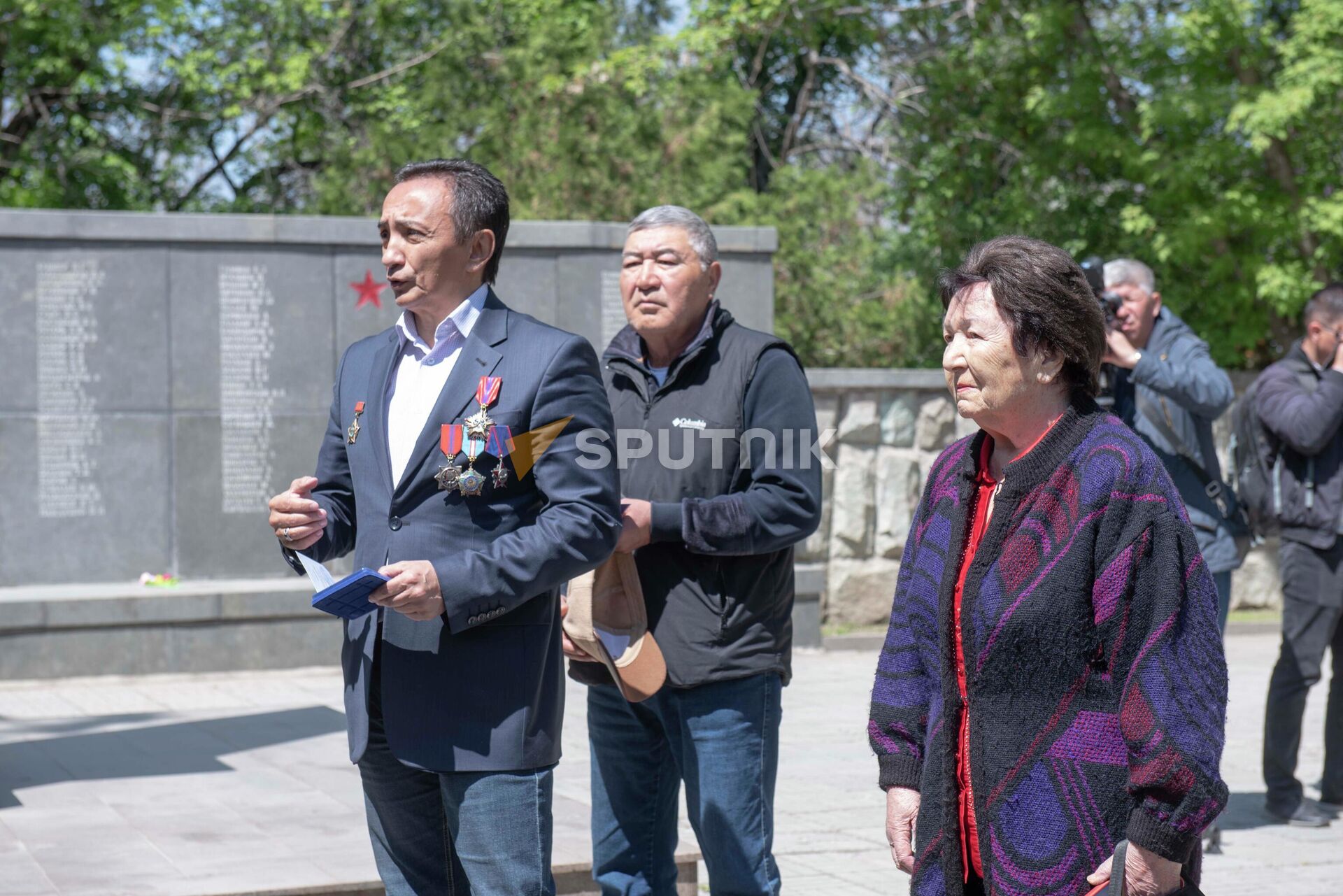 Общественники Алматы привели в порядок могилы участников Великой Отечественной войны  - Sputnik Казахстан, 1920, 04.05.2023