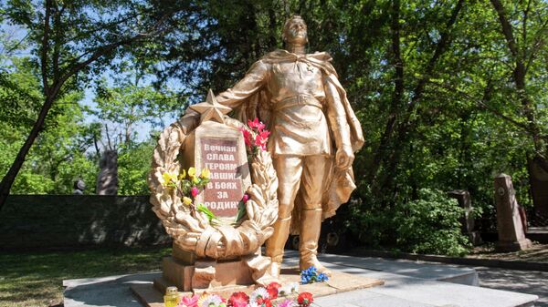 Общественники Алматы привели в порядок могилы участников Великой Отечественной войны  - Sputnik Казахстан