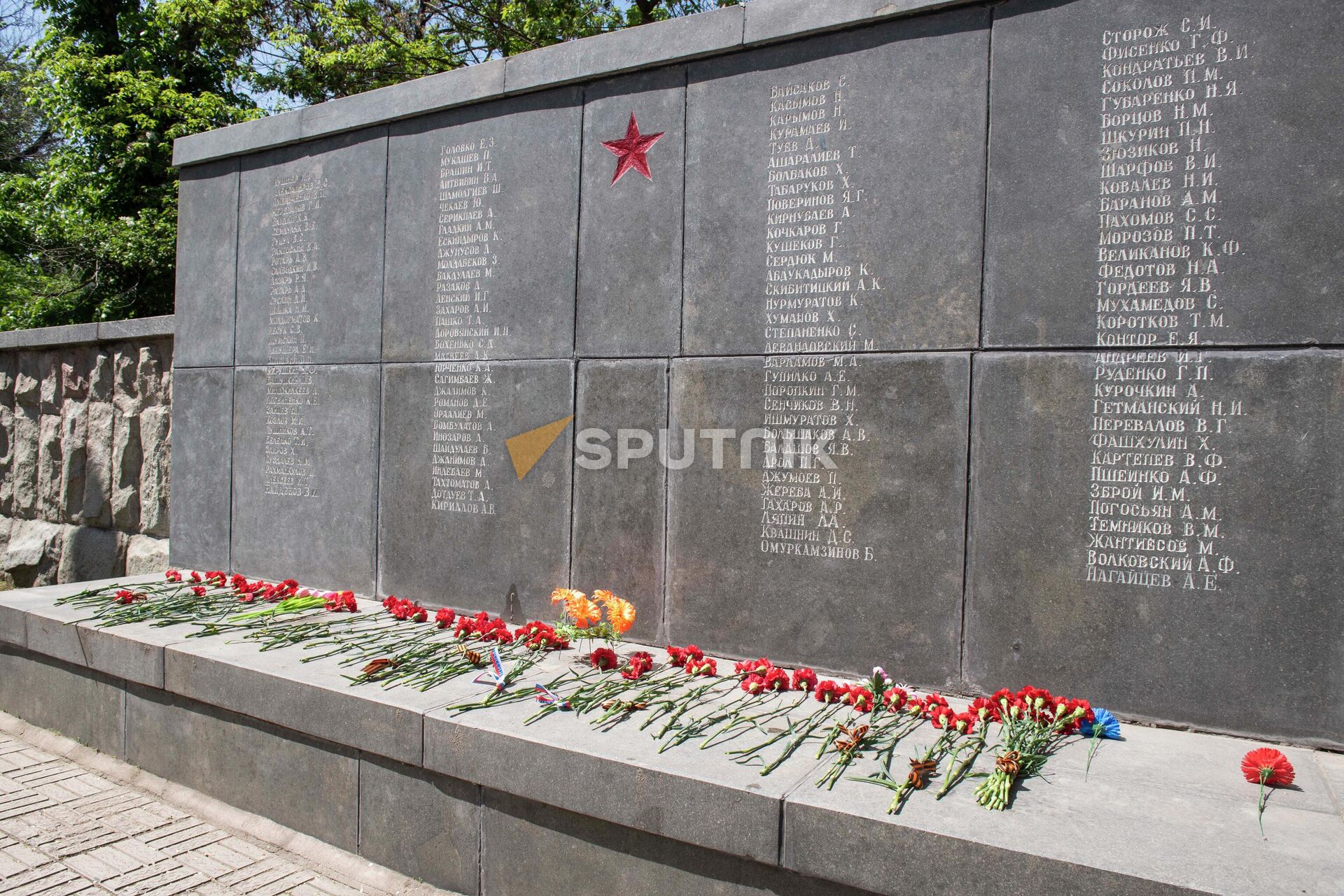 Общественники Алматы привели в порядок могилы участников Великой Отечественной войны  - Sputnik Казахстан, 1920, 04.05.2023