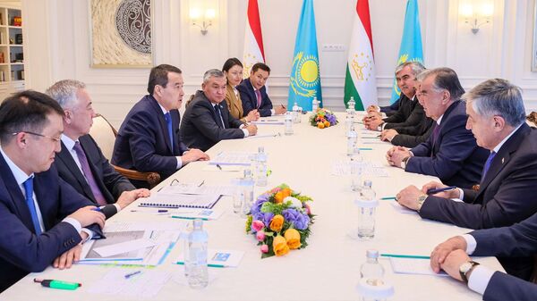Премьер-министр Казахстана Алихан Смаилов встретился с президентом Таджикистана Эмомали Рахмоном - Sputnik Қазақстан