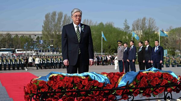 Касым-Жомарт Токаев принял участие в церемонии возложения цветов к монументу Отан Ана - Sputnik Казахстан