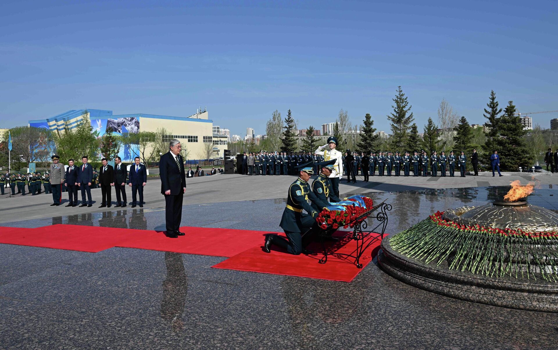 Касым-Жомарт Токаев принял участие в церемонии возложения цветов к монументу Отан Ана - Sputnik Казахстан, 1920, 08.05.2023