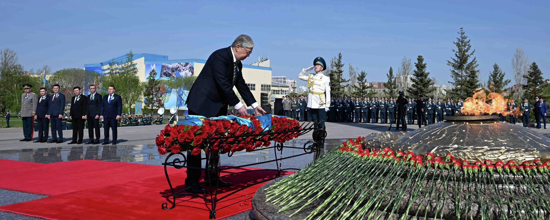 Касым-Жомарт Токаев принял участие в церемонии возложения цветов к монументу Отан Ана - Sputnik Қазақстан, 1920, 08.05.2023