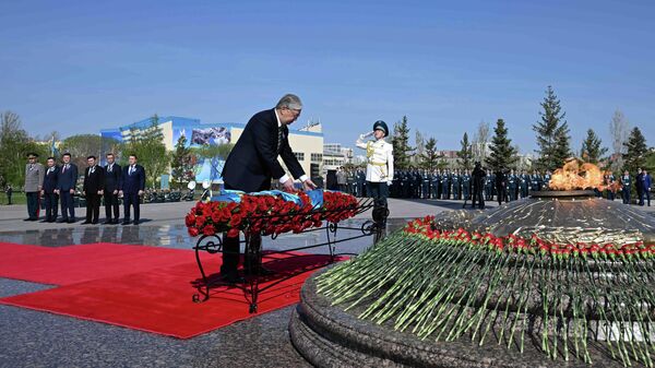 Касым-Жомарт Токаев принял участие в церемонии возложения цветов к монументу Отан Ана - Sputnik Қазақстан