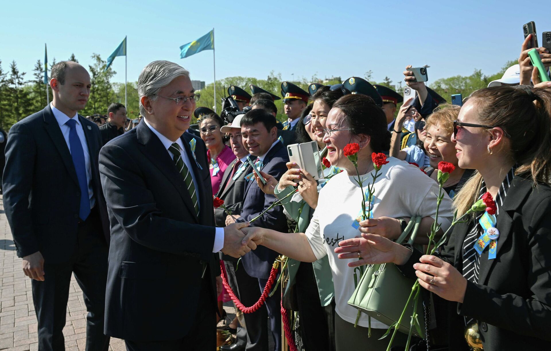 Касым-Жомарт Токаев принял участие в церемонии возложения цветов к монументу Отан Ана - Sputnik Казахстан, 1920, 08.05.2023