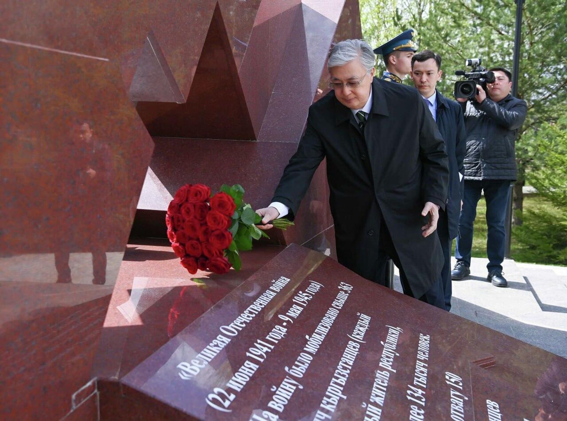 Токаев возложил цветы к Мемориальному комплексу воинам-казахстанцам в Ржеве - Sputnik Казахстан, 1920, 08.05.2023