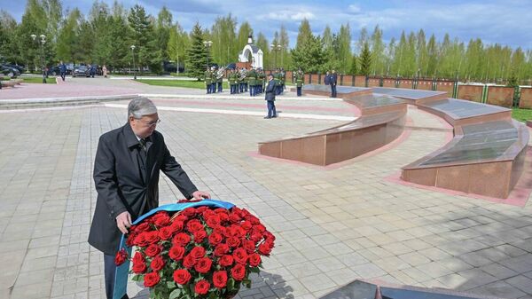 Глава государства возложил цветы к Мемориальному комплексу воинам-казахстанцам - Sputnik Казахстан
