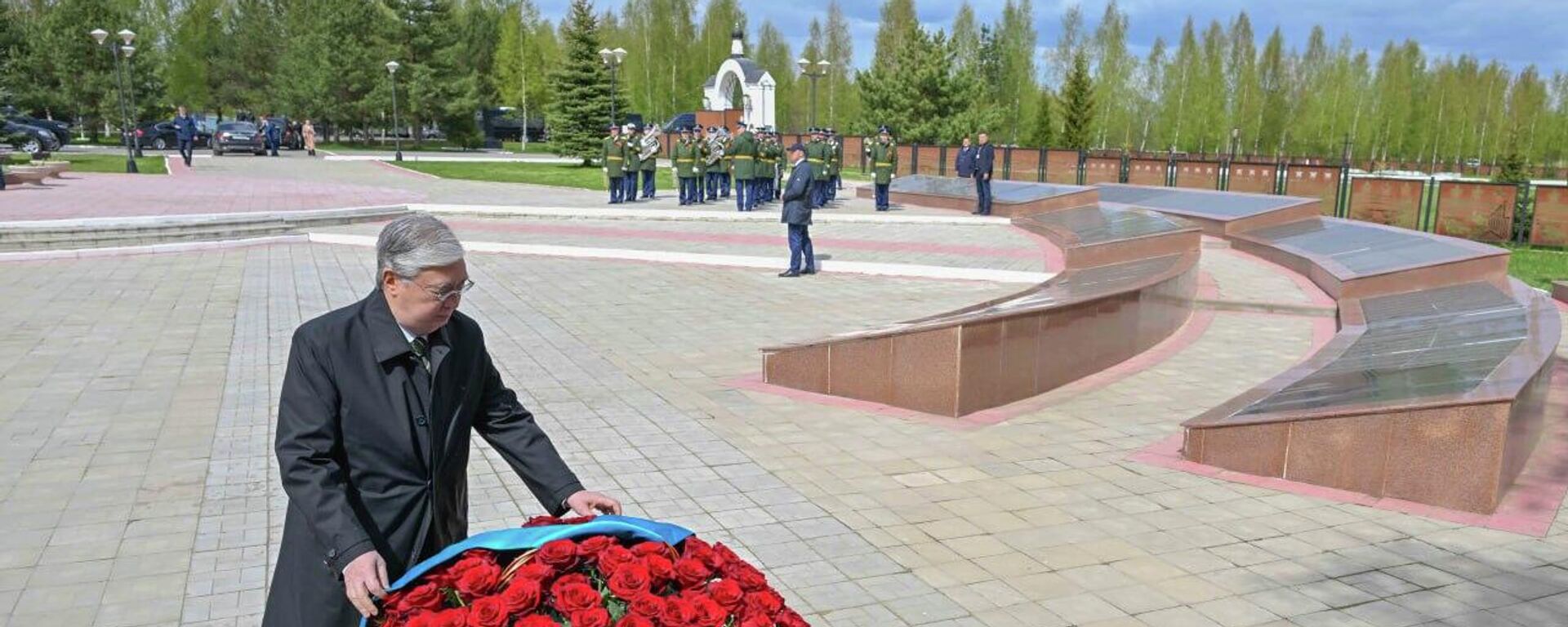 Глава государства возложил цветы к Мемориальному комплексу воинам-казахстанцам - Sputnik Казахстан, 1920, 08.05.2023