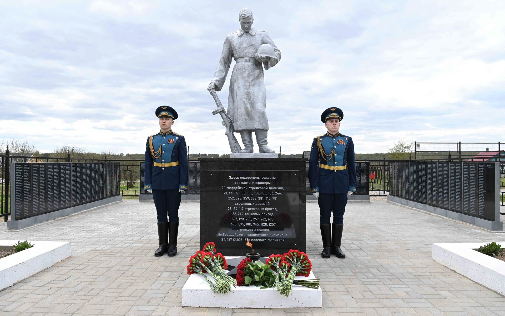 Президент Казахстана возложил цветы к братской могиле в деревне Трубино - Sputnik Казахстан, 1920, 08.05.2023