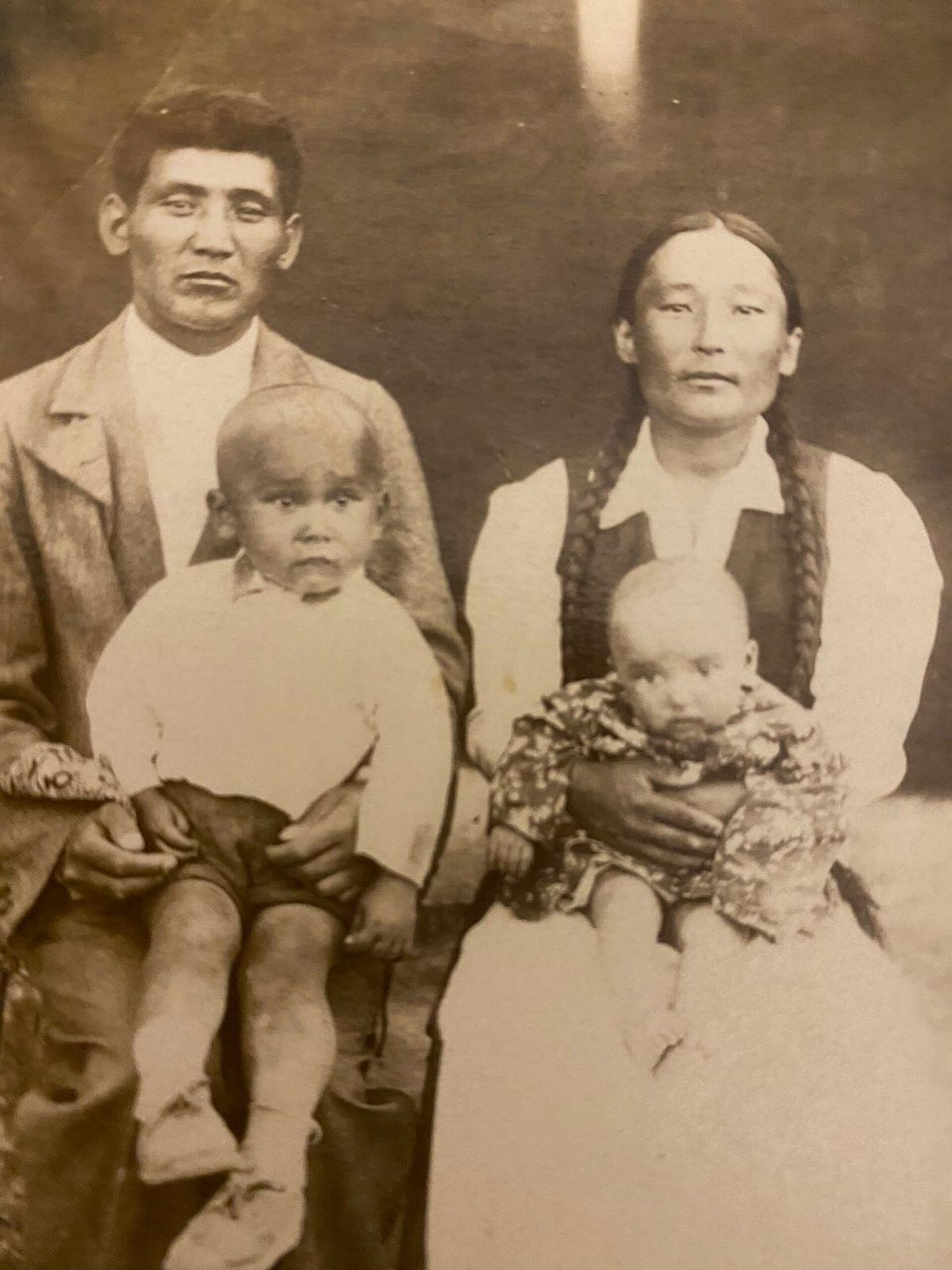 Здесь на фото сам Ултараков Салык, его супруга Карьянова Камиля, их сын Сабит и дочь Райса - Sputnik Казахстан, 1920, 09.05.2023