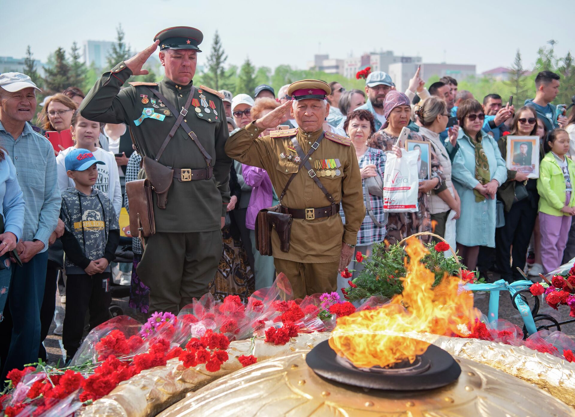 Жители Астаны почтили память героев, погибших в Великой Отечественной войне, возложив цветы к памятнику Вечного огня - Sputnik Казахстан, 1920, 03.05.2024