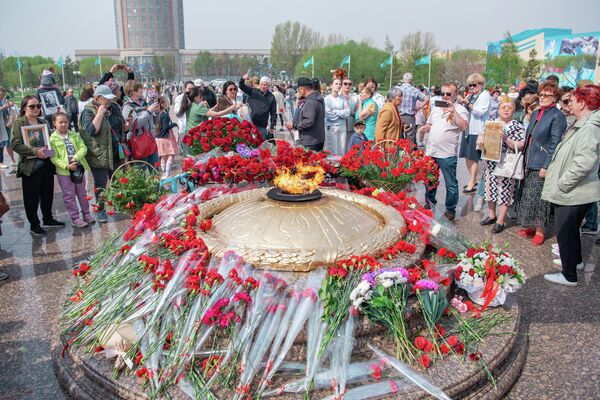 Жители Астаны почтили память героев, погибших в Великой Отечественной войне, возложив цветы к памятнику Вечного огня - Sputnik Казахстан