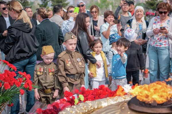 Жители Астаны почтили память героев, погибших в Великой Отечественной войне, возложив цветы к памятнику Вечного огня - Sputnik Казахстан