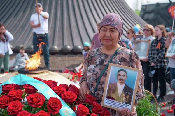 Жители Астаны почтили память героев, погибших в Великой Отечественной войне, возложив цветы к памятнику Вечного огня - Sputnik Казахстан