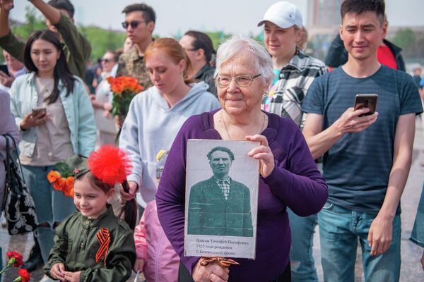 Жители Астаны почтили память героев, погибших в Великой Отечественной войне, возложив цветы к памятнику Вечного огня - Sputnik Казахстан