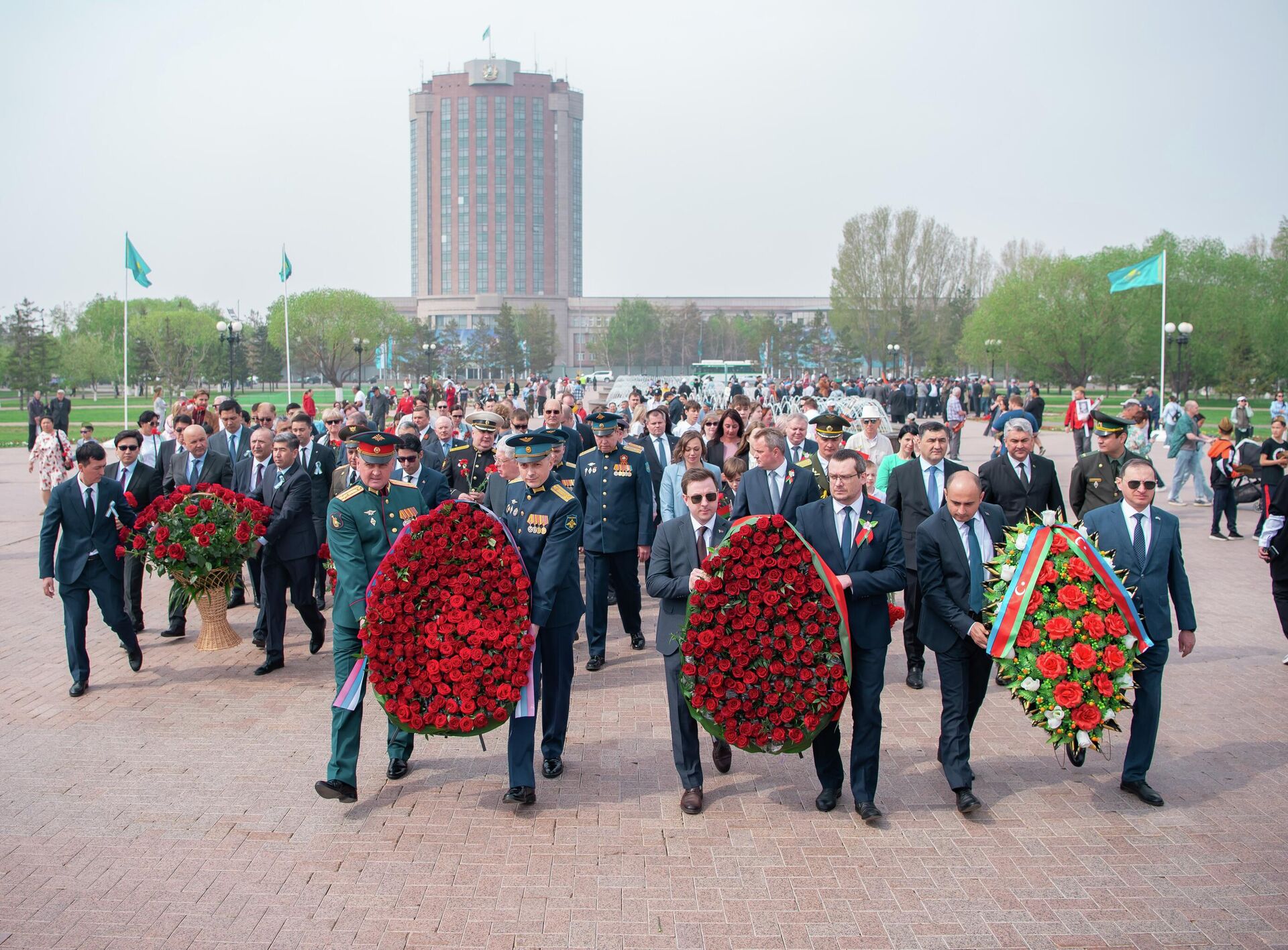 Жители Астаны почтили память героев, погибших в Великой Отечественной войне, возложив цветы к памятнику Вечного огня - Sputnik Қазақстан, 1920, 09.05.2023