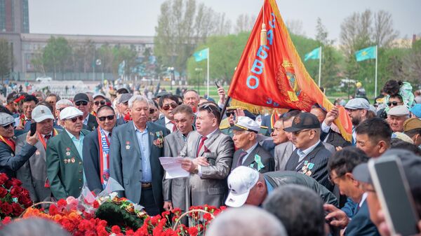 Жители Астаны почтили память героев, погибших в Великой Отечественной войне, возложив цветы к памятнику Вечного огня - Sputnik Казахстан