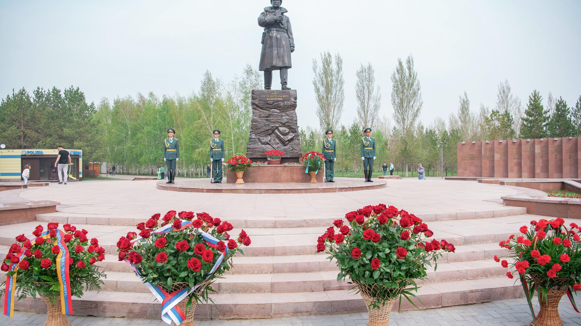 Жители Астаны почтили память героев, погибших в Великой Отечественной войне, возложив цветы к памятнику Вечного огня - Sputnik Казахстан, 1920, 09.05.2023