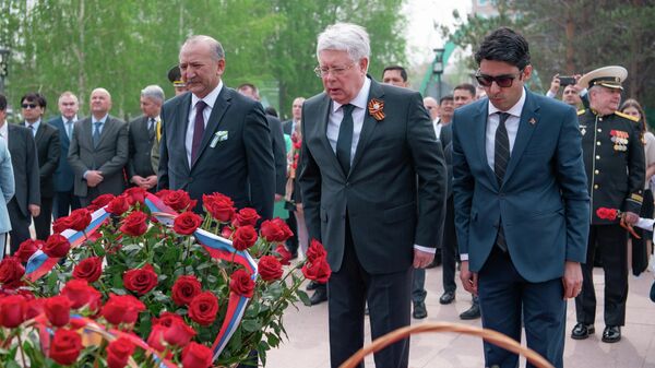 Жители Астаны почтили память героев, погибших в Великой Отечественной войне, возложив цветы к памятнику Вечного огня - Sputnik Казахстан