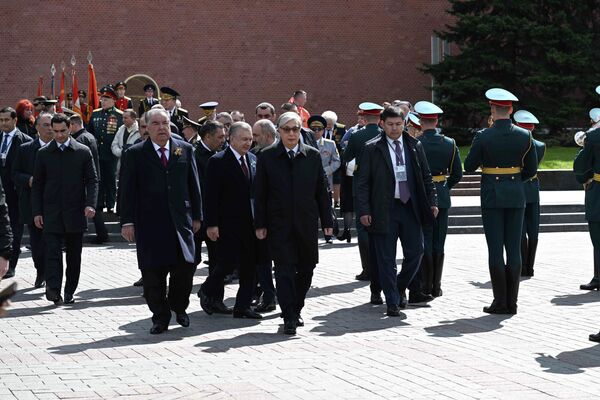 Глава государства посетил военный парад в ознаменование 78-летия Дня Победы на Красной площади в Москве, а также принял участие в церемонии возложения цветов к могиле Неизвестного солдата - Sputnik Казахстан
