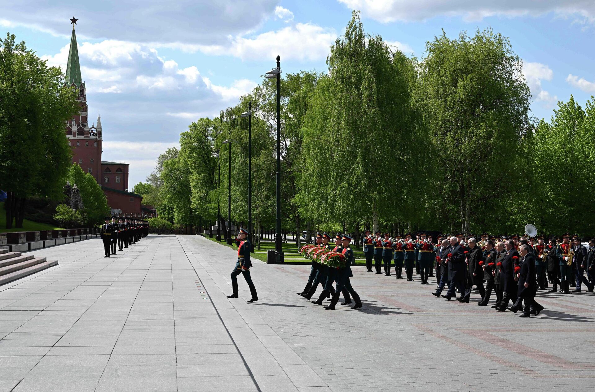 Глава государства посетил военный парад в ознаменование 78-летия Дня Победы на Красной площади в Москве, а также принял участие в церемонии возложения цветов к могиле Неизвестного солдата - Sputnik Казахстан, 1920, 09.05.2023