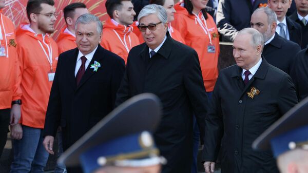Глава государства посетил военный парад в ознаменование 78-летия Дня Победы на Красной площади в Москве, а также принял участие в церемонии возложения цветов к могиле Неизвестного солдата - Sputnik Қазақстан