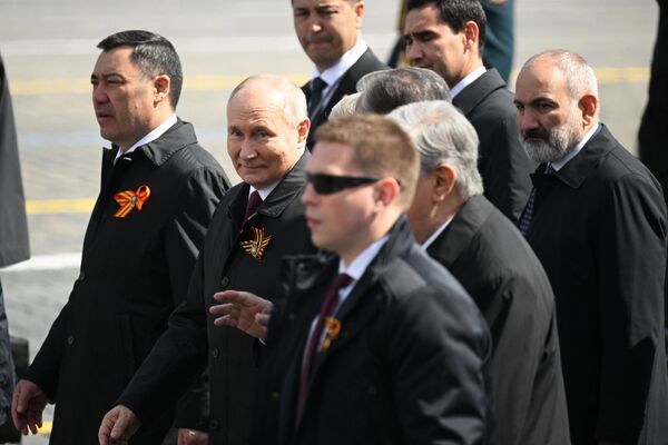 Президент РФ В. Путин и председатель правительства М. Мишустин на параде Победы в Москве - Sputnik Казахстан