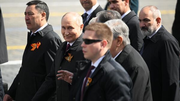 Президент РФ В. Путин и председатель правительства М. Мишустин на параде Победы в Москве - Sputnik Қазақстан