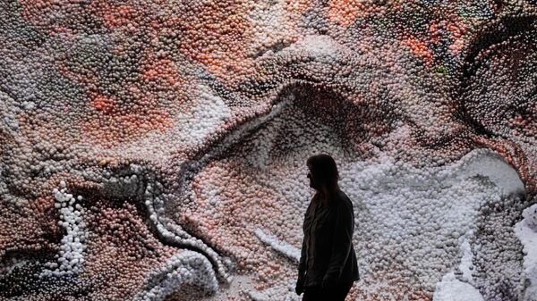 Картина, созданная при помощи ИИ, на выставке турецкого художника Рефика Анадола Грезы о природе — генеративные ландшафты в художественном музее Кунстпаласт в Дюссельдорфе, Германия - Sputnik Қазақстан