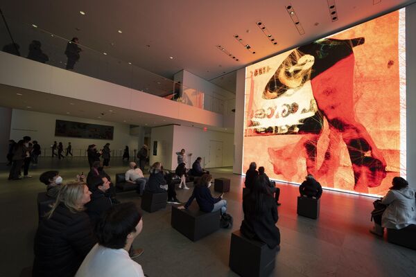 С 2008 года Рефик Анадол исследует в своих работах взаимоотношения между виртуальным и физическим миром, пересечения человеческого сознания, экологии и искусственного интеллекта. На фото: посетители смотрят на выставку художника Рефика Анадоля &quot;Без присмотра&quot; в Музее современного искусства.  - Sputnik Казахстан