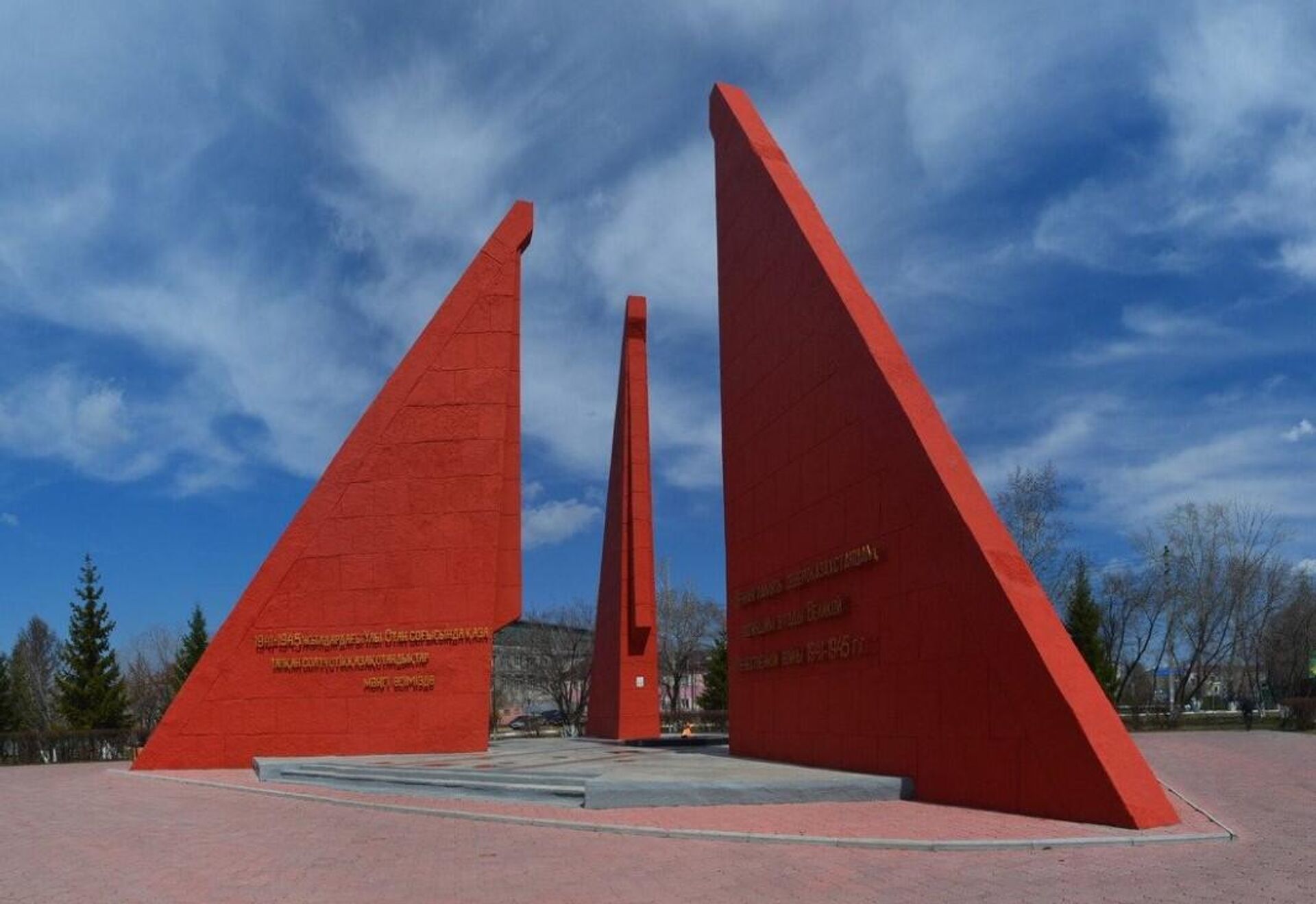 Мемориал, посвященный Великой Отечественной войне, и Вечный огонь в Петропавловске - Sputnik Казахстан, 1920, 19.05.2023