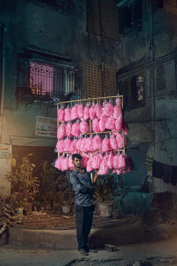 Победитель конкурса - британский фотограф Джон Инок запечатлел портрет уличного продавца сладкой ватой на улицах Мумбаи в Индии.  - Sputnik Казахстан