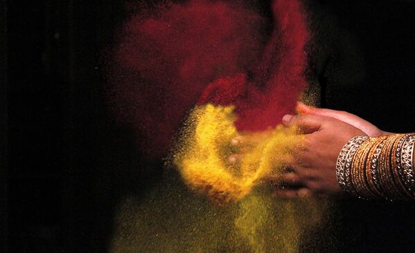 &quot;Индийские специи&quot; - работа  индийского фуд-фотографа Амита АР. Снимок демонстрирует яркие цвета порошкообразной куркумы и перца чили, взрывающиеся в руках. - Sputnik Казахстан