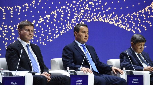 Премьер-министр Казахстана Алихан Смаилов  на Экономическом форуме ЕС-Центральная Азия в Алматы - Sputnik Казахстан