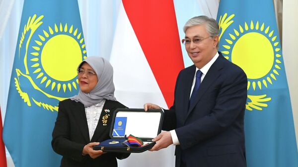 Токаев наградил президента Сингапура Халиму Якоб орденом Достық I степени  - Sputnik Казахстан