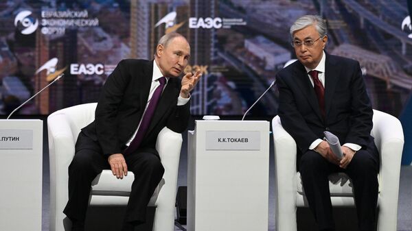 Президент РФ В. Путин принял участие в пленарном заседании ЕЭФ - Sputnik Казахстан