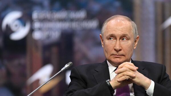 Президент РФ В. Путин принял участие в пленарном заседании ЕЭФ - Sputnik Қазақстан
