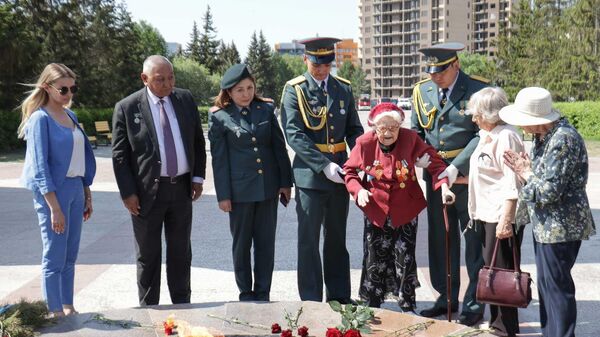 101-летняя ветеран возложила цветы к Вечному огню - Sputnik Казахстан