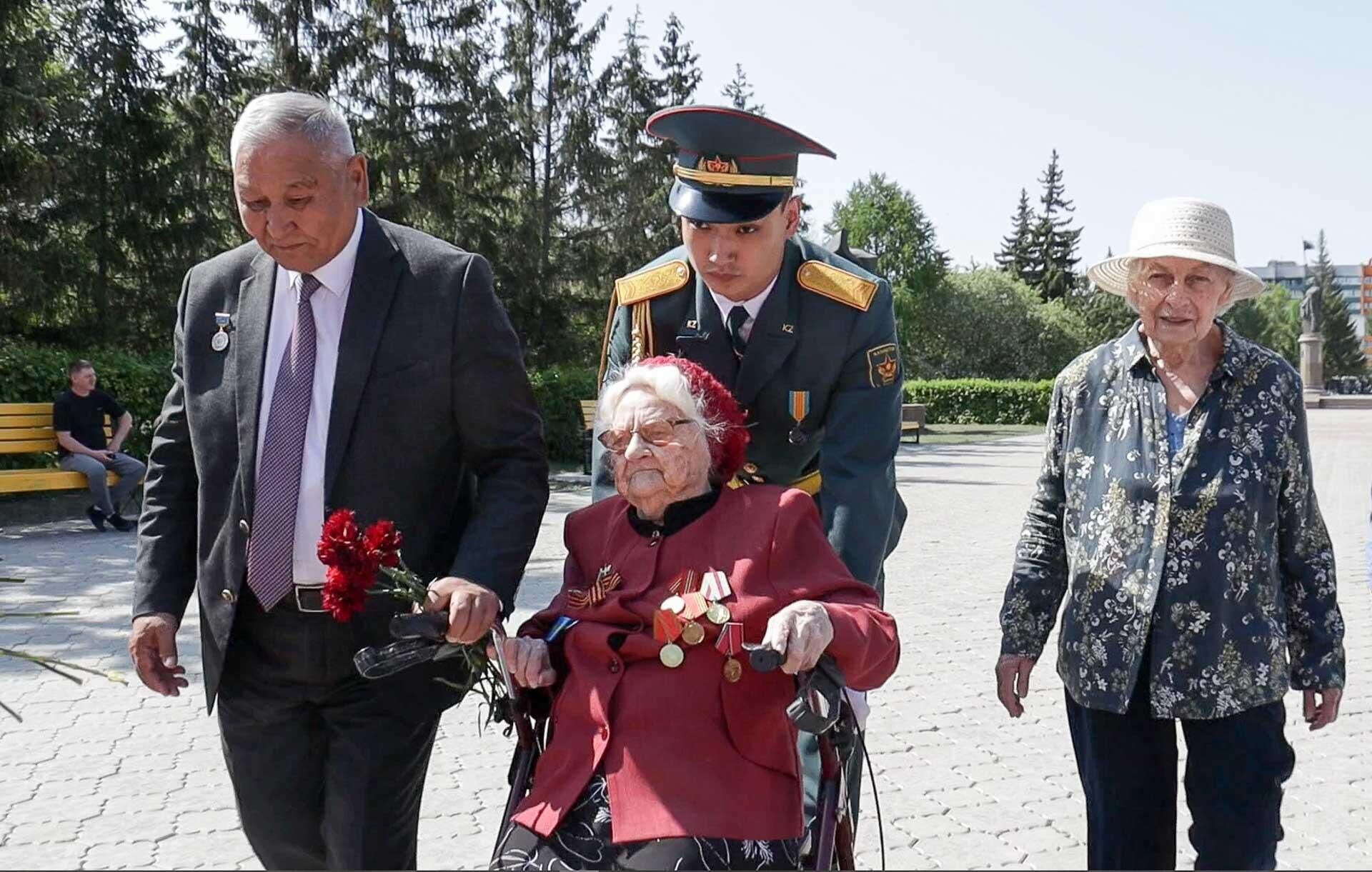 101-летняя ветеран возложила цветы к Вечному огню - Sputnik Казахстан, 1920, 25.05.2023