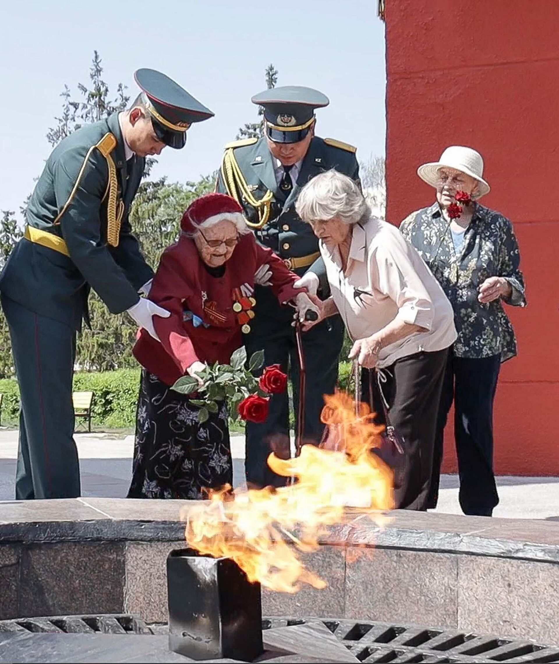101-летняя ветеран возложила цветы к Вечному огню - Sputnik Казахстан, 1920, 25.05.2023