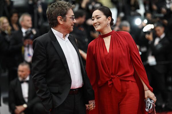 Французский композитор Жан-Мишель Жарр (слева) и его жена китайская актриса Гун Ли на 76-м Каннском кинофестивале, Франция. - Sputnik Казахстан
