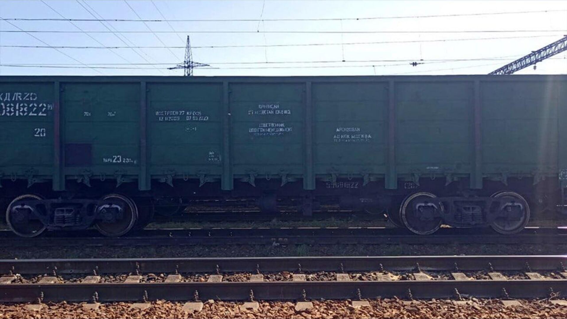 Нарушитель границы был выявлен в ходе проведения контроля в верхней части вагона грузового поезда - Sputnik Казахстан, 1920, 26.05.2023