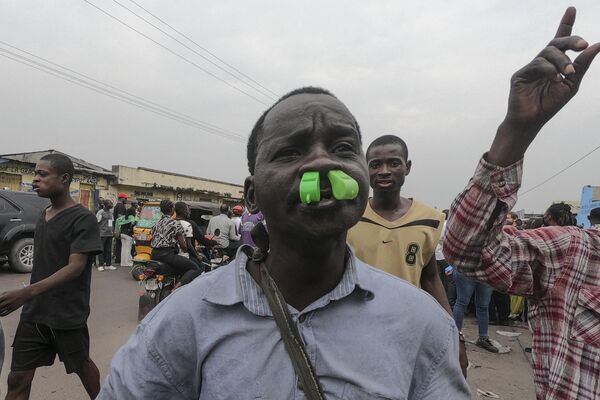 Активисты оппозиции собираются во время демонстрации в Киншасе, Демократическая Республика Конго. На фото: один из участников со свистками.  - Sputnik Казахстан