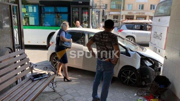 В Петропавловске водитель въехал в автобусную остановку: скорая увезла минимум двух пострадавших - Sputnik Казахстан