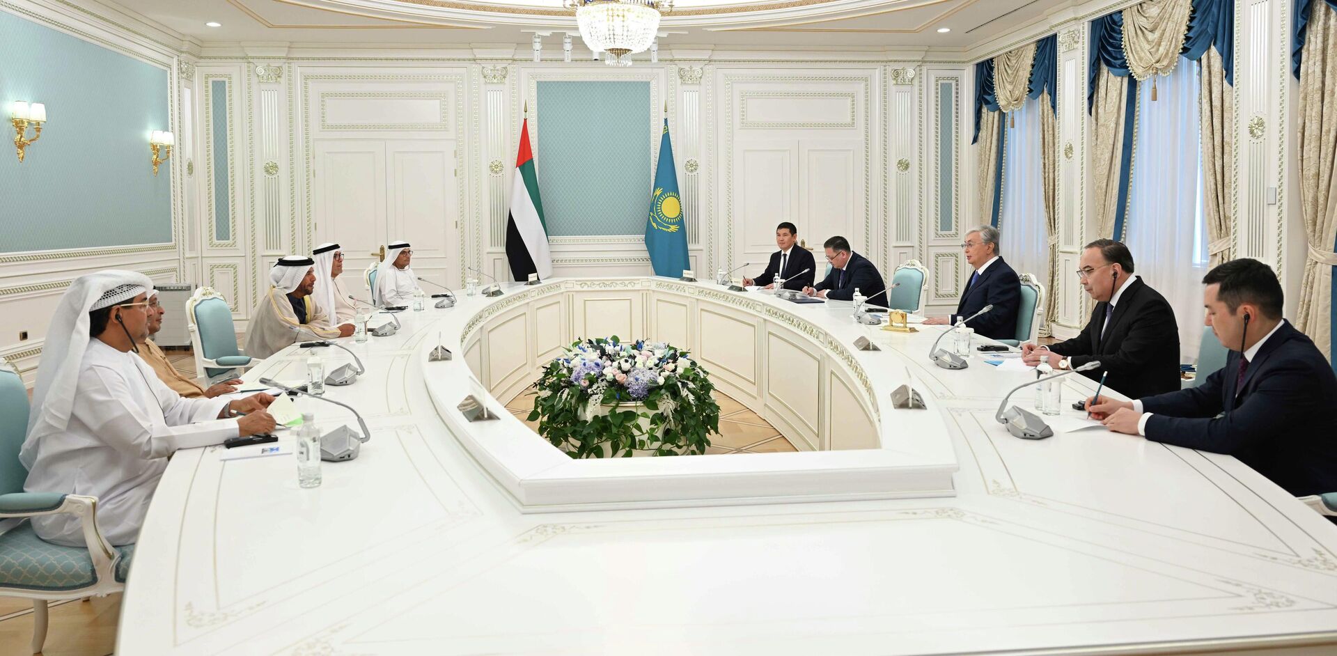 Президент Касым-Жомарт Токаев провел встречу с шейхом Суруром бен Мухаммедом Аль Нахаяном - Sputnik Казахстан, 1920, 26.05.2023