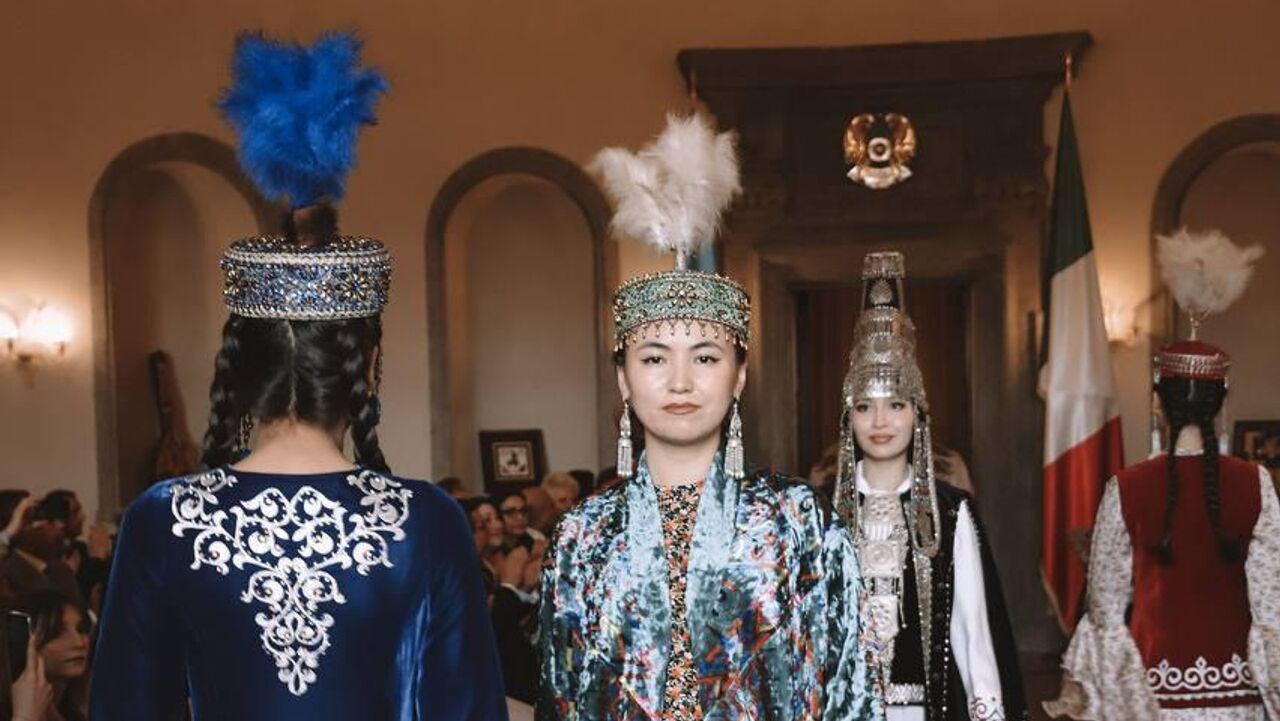 Үлкен, дәмді есектер Ресейлік порно актриса порно үшін ақша төлеуге келісті.